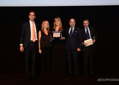 1 podio_ Wellness e prevenzione delle patologie_Il team di Msd è stato premiato da Andrea Costa (a destra), presidente di Federsalus, per il progetto Portale Oncoline