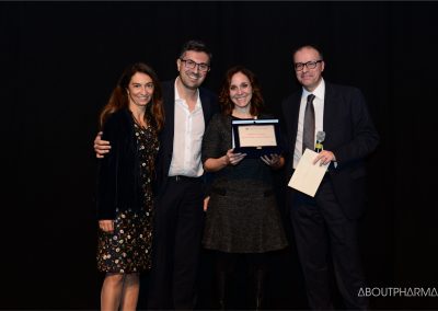 8 podio_ Multichannel e social marketing_Sanofi Pasteur riceve il premio per il progetto PerchéSì da Francesco Tissoni (a destra), docente dell’Università Statale di Milano